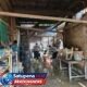 Polisi Bersama Masyarakat, Polsubsektor Rusip Antara dan Babinsa Bersihkan Lumpur yang Menimbun Dapur Rumah Warga
